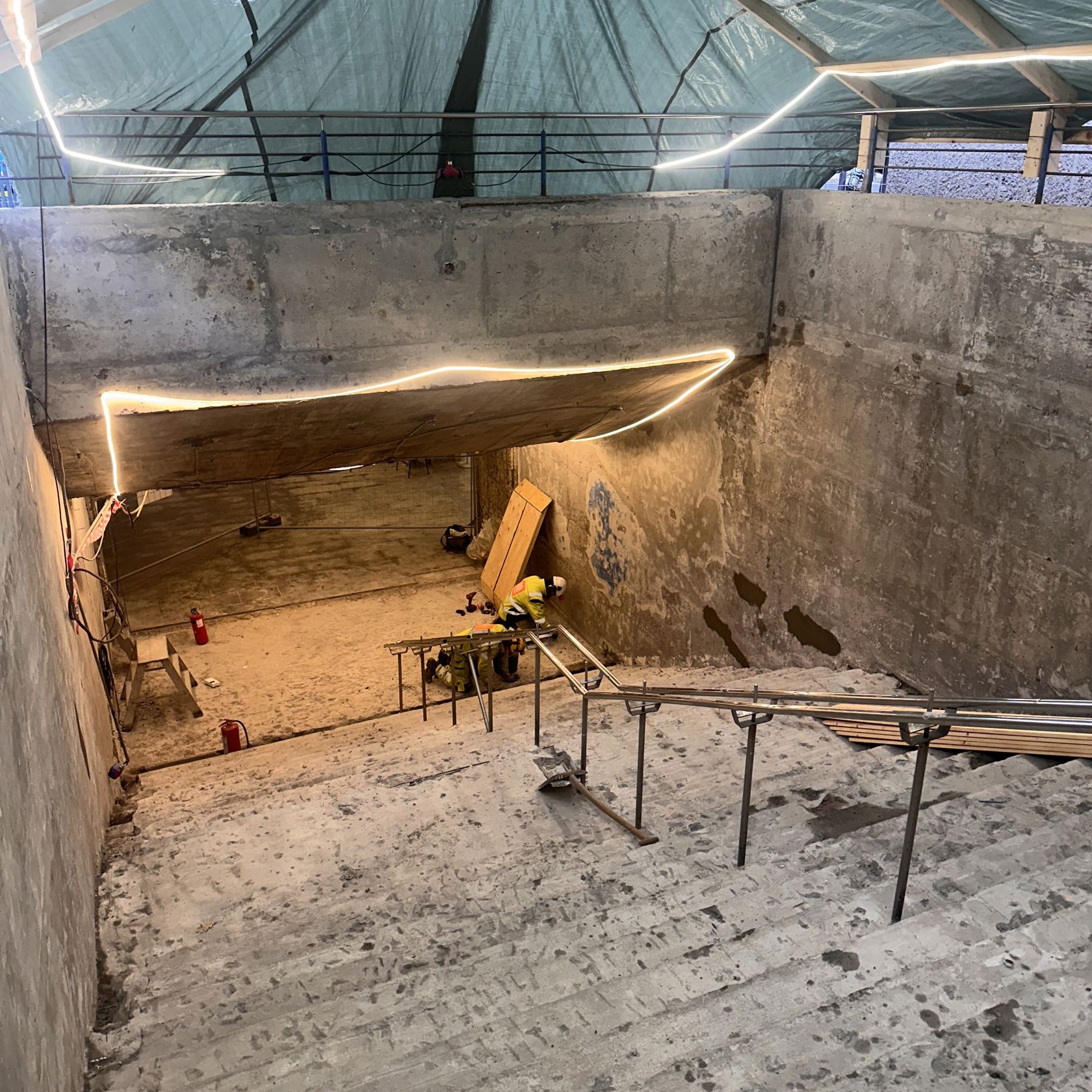 Bildet viser arbeid på adkomsten til Jernbanetorget T og trappen ned fra Oslo City.