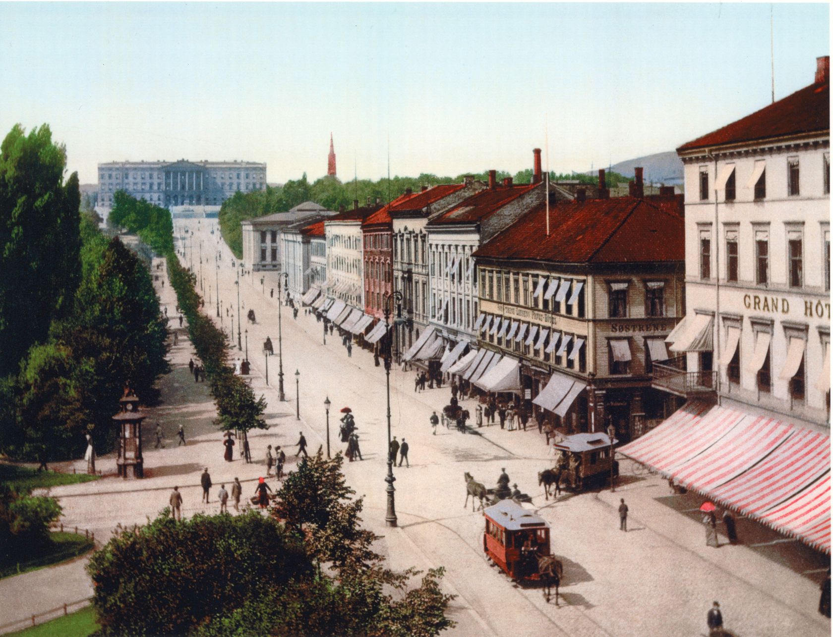 Karl Johan med forgjengere og to sporvogner trukket av hest. Slottet i enden mot venstre. Grand hotel til høyre.