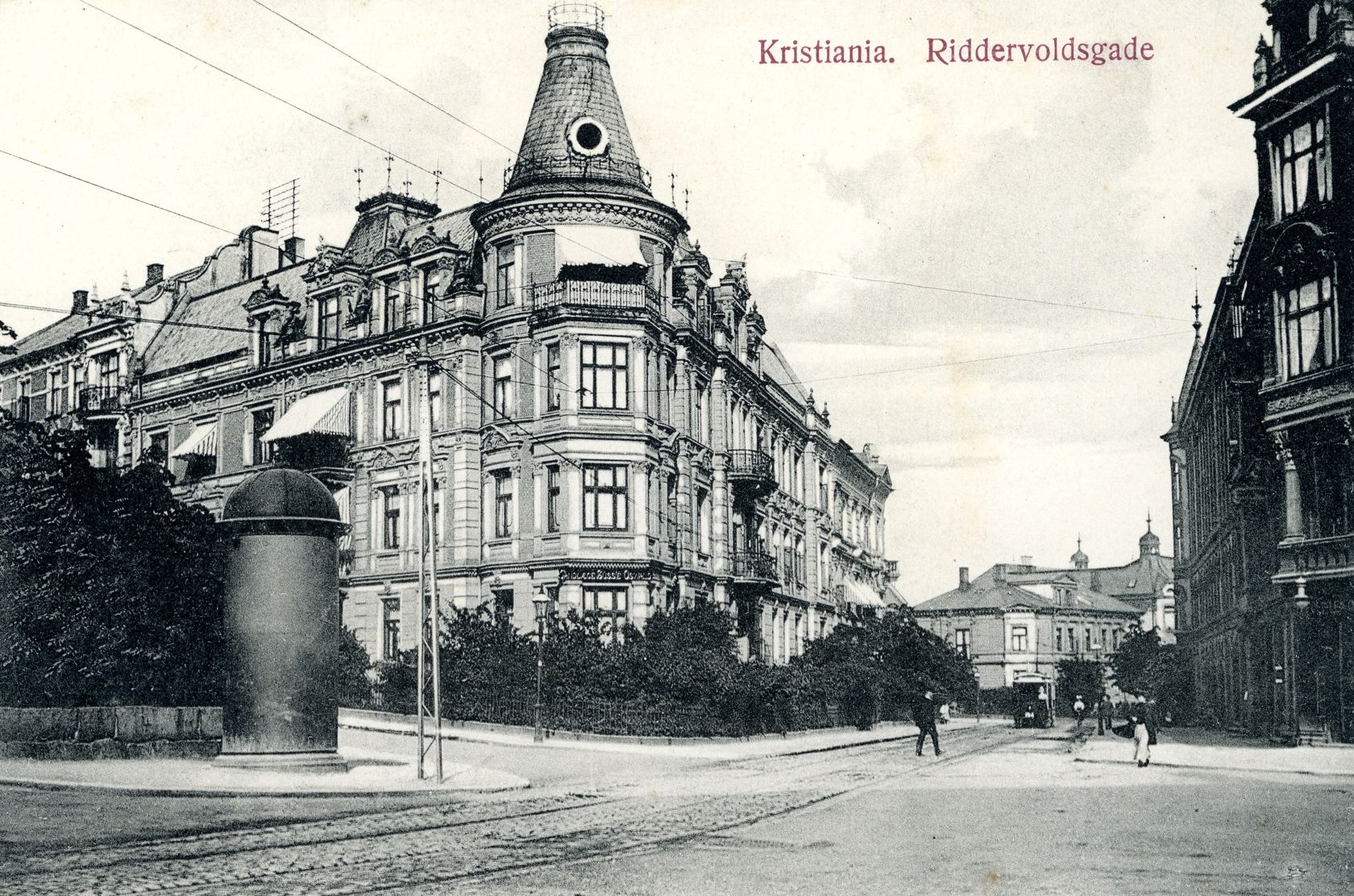 The tram is a historical and important part of the townscape of Briskeby, here pictured in Riddervolds gate in the early 20th century..