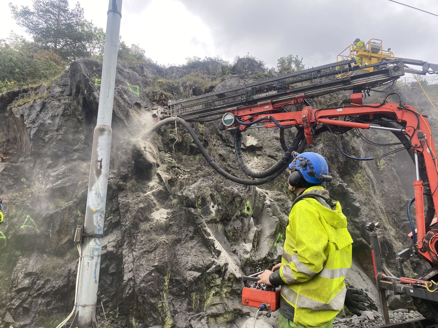 Sporveien sikrer fjellet mellom Ekebergparken og Konows gate i Gamlebyen. Foto: Sporveien